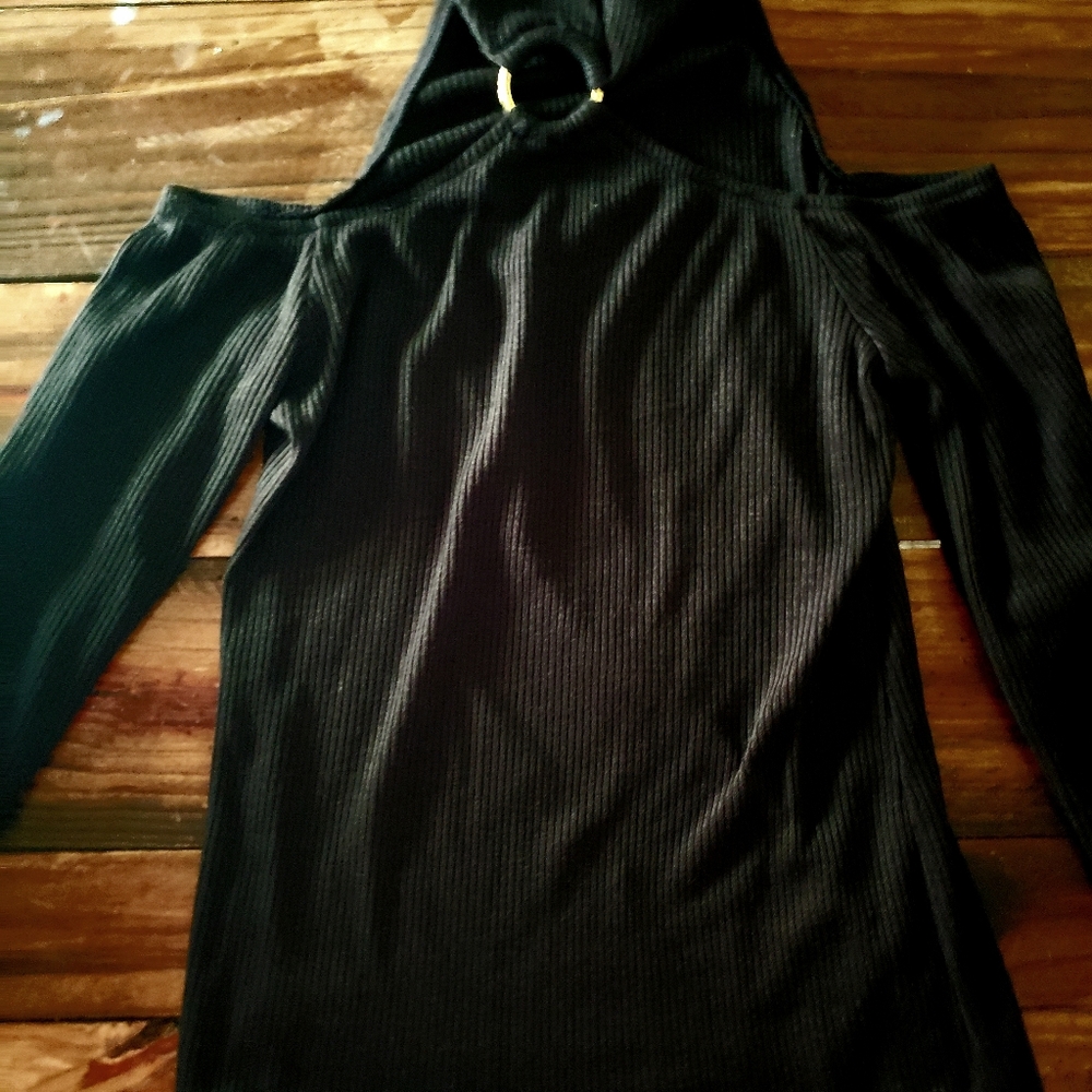 A blk VENUS coldshoulder long sleeve casual shirt.